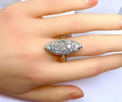 Importante bague marquise en or 18 carats et platine sertie de diamants