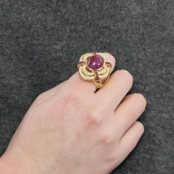 Importante bague or jaune et imposant rubis cabochon