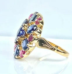 Importante bague or jaune, 7 saphirs et 6 rubis