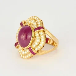 Importante bague or jaune et imposant rubis cabochon