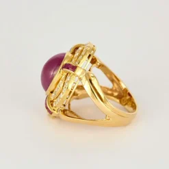 Importante bague or jaune et imposant rubis cabochon