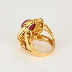 Importante bague or jaune et imposant rubis cabochon
