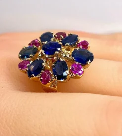 Importante bague or jaune, 7 saphirs et 6 rubis