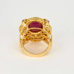 Importante bague or jaune et imposant rubis cabochon