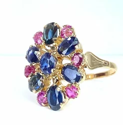 Importante bague or jaune, 7 saphirs et 6 rubis