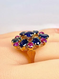 Importante bague or jaune, 7 saphirs et 6 rubis