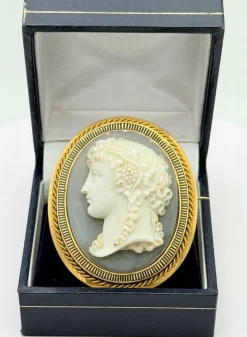 Importante broche camée avec profil de jeune femme monté sur or jaune 18K