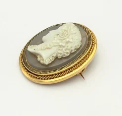 Importante broche camée avec profil de jeune femme monté sur or jaune 18K
