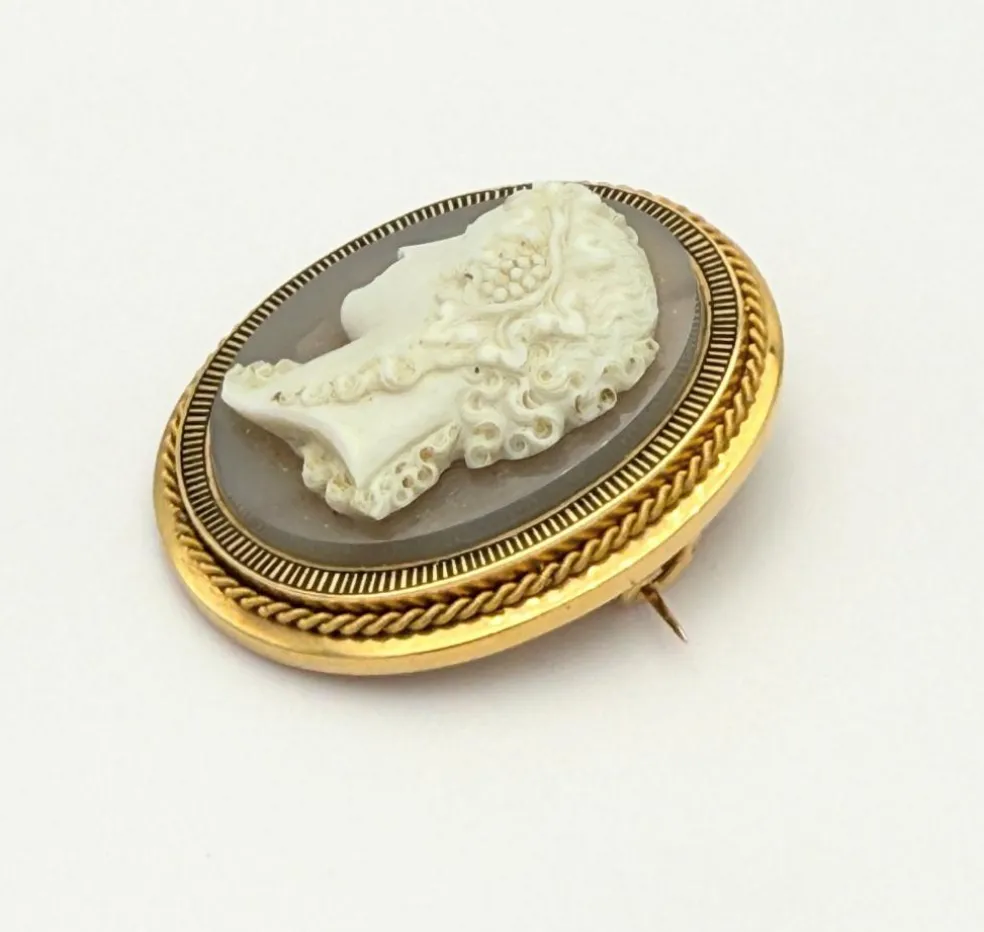 Importante broche camée avec profil de jeune femme monté sur or jaune 18K