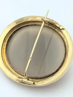 Importante broche camée avec profil de jeune femme monté sur or jaune 18K