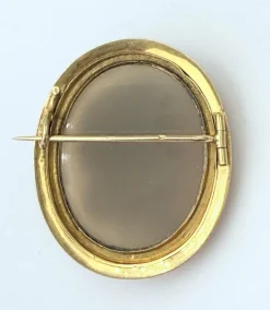 Importante broche camée avec profil de jeune femme monté sur or jaune 18K