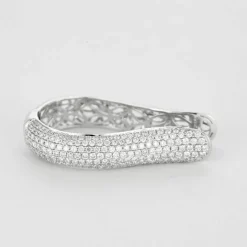 Importante Paire de Boucles d’oreilles en or gris et diamants