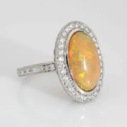 Imposante bague cocktail avec opale et diamants, or blanc