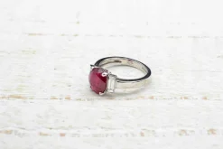 Jolie bague rubis et diamants en or blanc 18k
