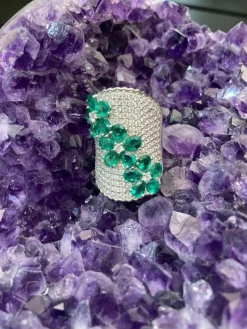 Large bague diamants et émeraudes