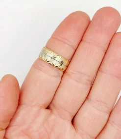 Large bague jonc alliance or rose et gris ciselée de motifs étoilés