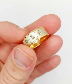 Large bague jonc alliance or rose et gris ciselée de motifs étoilés