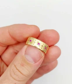 Large bague jonc Art Déco or rose, rubis sertis étoilés (circa 1950)