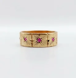 Large bague jonc Art Déco or rose, rubis sertis étoilés (circa 1950)