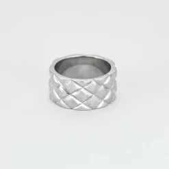 Large bague matelassée en or blanc