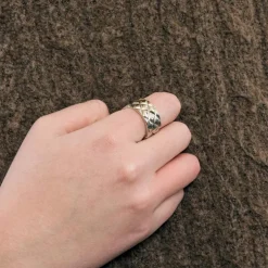 Large bague matelassée en or blanc