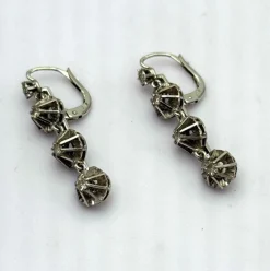 Longues dormeuses or gris serties de diamants