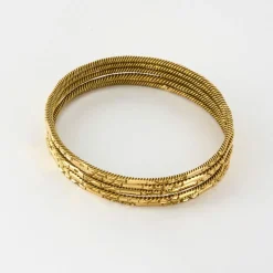 Lot de cinq bracelets en or jaune