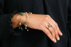 Lot de quatre bracelets en or jaune et perles