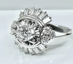 Magnifique bague en platine, diamants baguettes et ronds