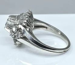 Magnifique bague en platine, diamants baguettes et ronds
