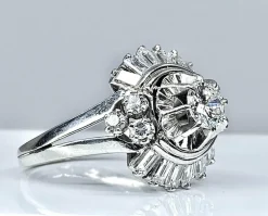 Magnifique bague en platine, diamants baguettes et ronds
