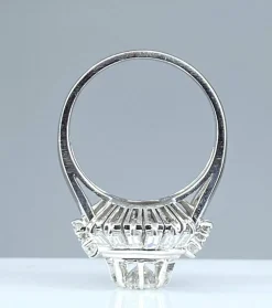 Magnifique bague en platine, diamants baguettes et ronds