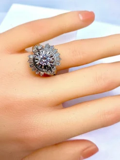Magnifique bague en platine, diamants baguettes et ronds