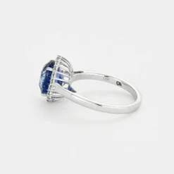 Marguerite or blanc saphir de 4,09 carats