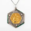 Médaille ajourée en or gris et diamant représentent la vierge et l'enfant
