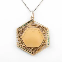 Médaille ajourée en or gris et diamant représentent la vierge et l'enfant