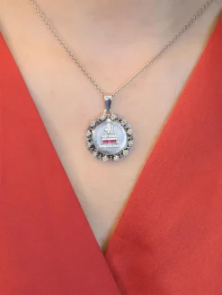 Médaille amour Augis entourage coeurs diamants Plus qu'hier moins que demain or blanc rubis