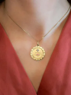 Médaille amour Augis Jumbo Plus qu'hier moins que demain or jaune diamant rubis