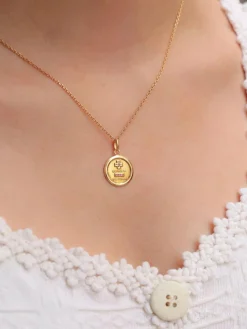 Médaille amour AUGIS ronde Plus qu'hier Moins que Demain or jaune diamant rubis
