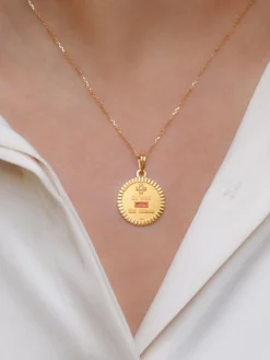 Médaille amour Augis ronde or et diamant, Plus qu’hier moins que demain