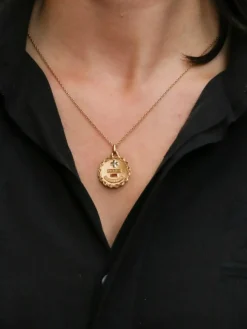 Médaille amour Augis ronde Plus qu'hier moins que demain or jaune rubis