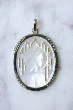 Médaille ancienne Art Déco Vierge sur nacre, or blanc, et perles