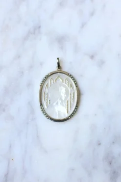Médaille ancienne Art Déco Vierge sur nacre, or blanc, et perles