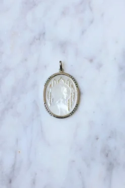Médaille ancienne Art Déco Vierge sur nacre, or blanc, et perles