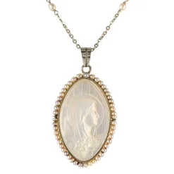 Médaille ancienne en nacre et sa chaine aux perles fines