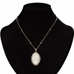 Médaille ancienne en nacre et sa chaine aux perles fines