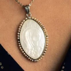 Médaille ancienne en nacre et sa chaine aux perles fines