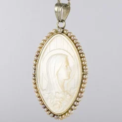Médaille ancienne en nacre et sa chaine aux perles fines