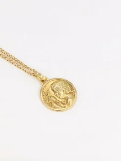 Médaille ancienne en or figurant la fillette à la rose