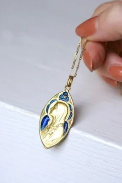Médaille ancienne en or, Vierge Marie, et émail plique-à-jour